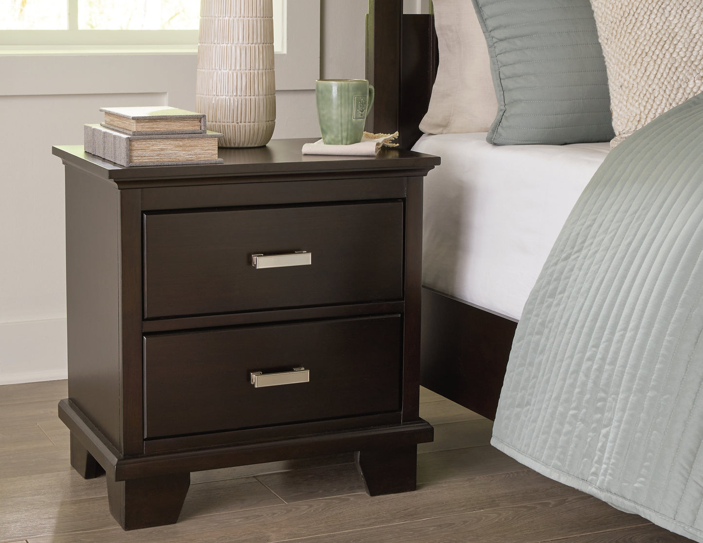 Covetown California King Panel Bed with Mirrored Dresser, Chest and 2 Nightstands