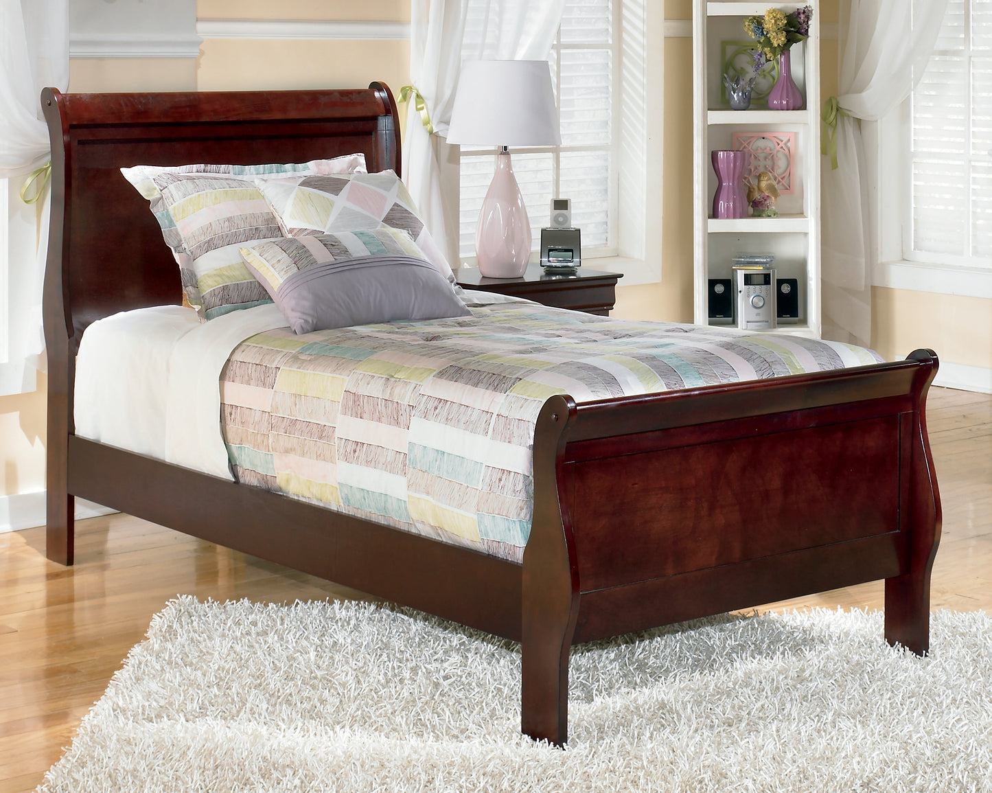 Alisdair Twin Sleigh Bed with Mirrored Dresser and 2 Nightstands